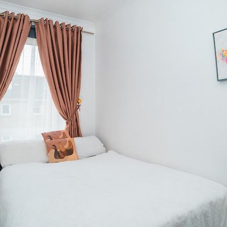 Entire Fabulous 2Bedroom First Floor Flat Located Within Close Proximity To City Centre & University Of Aberdeen With Private Parking Zewnętrze zdjęcie