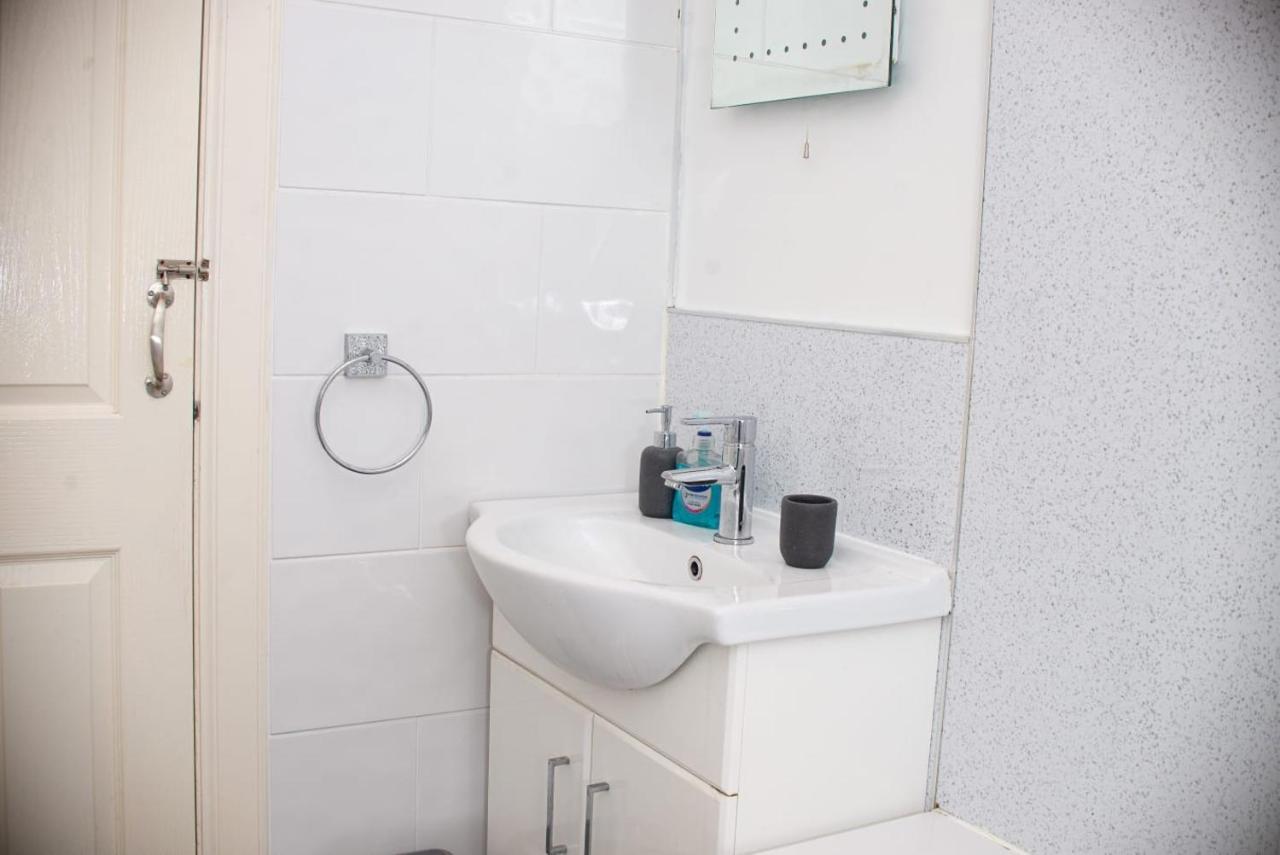 Entire Fabulous 2Bedroom First Floor Flat Located Within Close Proximity To City Centre & University Of Aberdeen With Private Parking Zewnętrze zdjęcie
